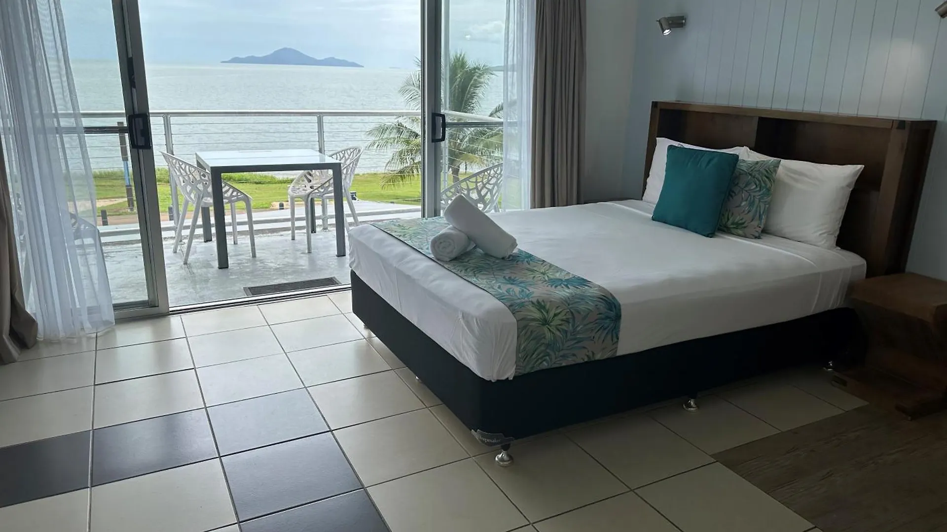 Cardwell Beachfront Motel